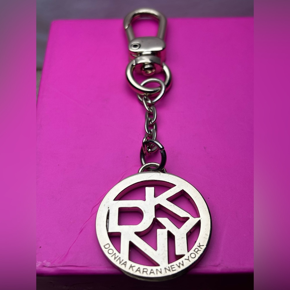 💛💛DKNY Gold Logo Keychain Beautiful 🤩Box(J)